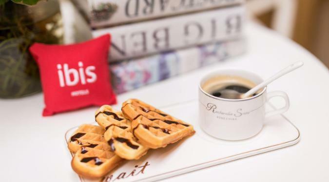 Ibis Urumqi Weixing Square Hotel Екстериор снимка