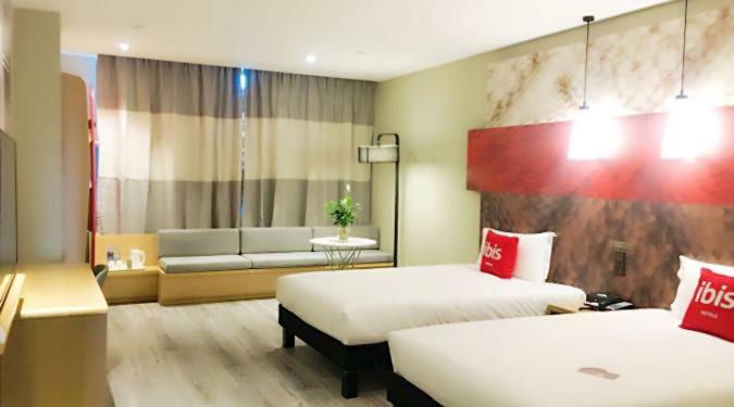 Ibis Urumqi Weixing Square Hotel Екстериор снимка