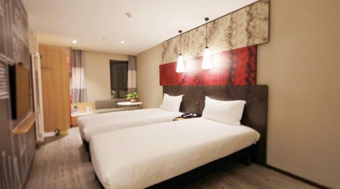 Ibis Urumqi Weixing Square Hotel Екстериор снимка