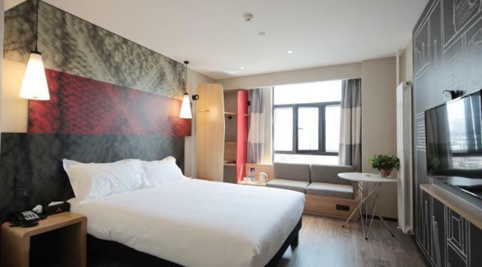 Ibis Urumqi Weixing Square Hotel Екстериор снимка